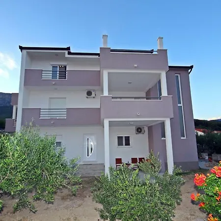 公寓 Salona Apartment