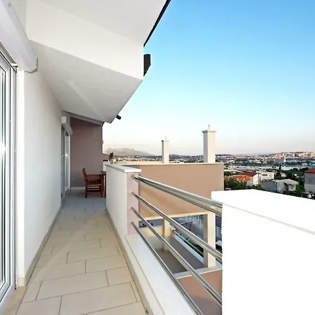 Salona Apartment *