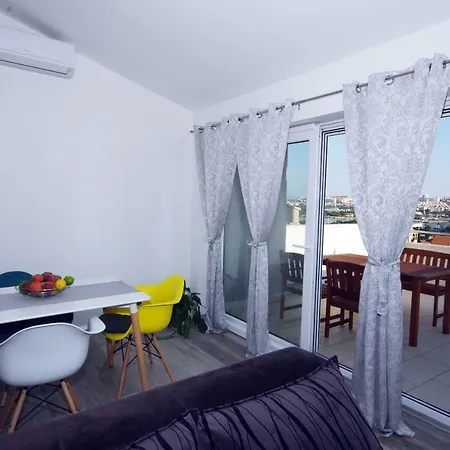 公寓 Salona Apartment